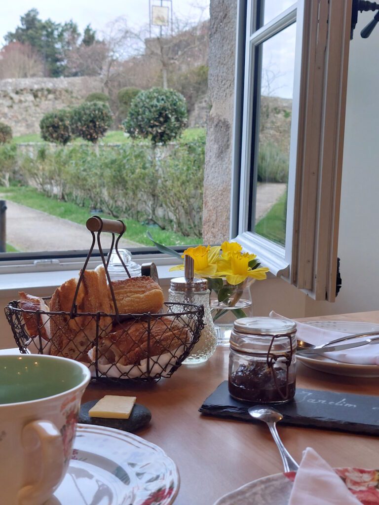 Petit déjeuner vue jardin